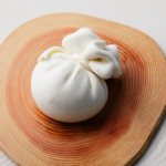 ブッラータチーズとは？とろける食感がたまらない“生モッツァレラ”の魅力