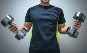 ダンベル級の重量感！SNS話題の超重量ジョッキで晩酌が筋トレに変わった