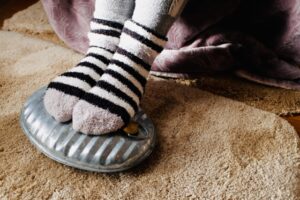 QUADS セラミックヒーター QS324 口コミ 評判｜小型ヒーターの実力は？静音性・首振りも解説