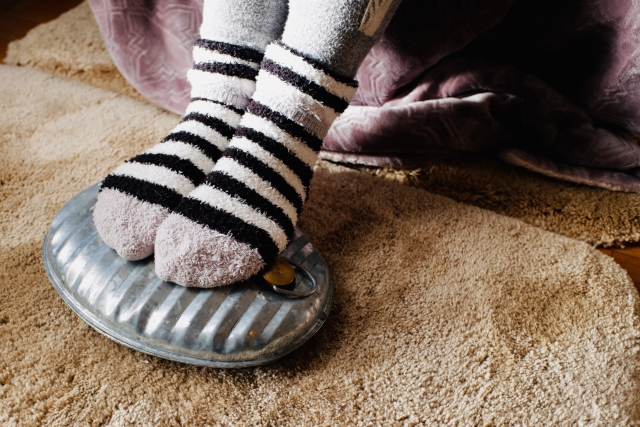 QUADS セラミックヒーター QS324 口コミ 評判｜小型ヒーターの実力は？静音性・首振りも解説