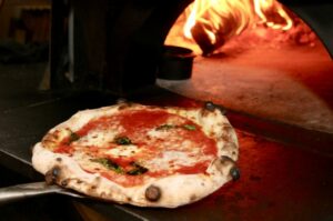 電気式窯焼名人miniで本格ピザを焼いてみませんか？トースターサイズの室内用ピザ窯をご紹介