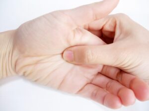 アテックス ルルド ハンドケア2機種を比較！自立タイプと手首ケアタイプ、あなたに合うのはどっち？