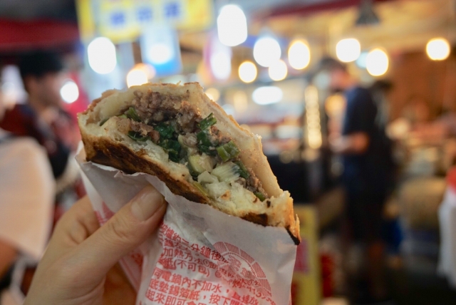 台湾名物「胡椒餅」とは？ 日本で楽しめる本格窯焼きグルメの魅力と食べ方