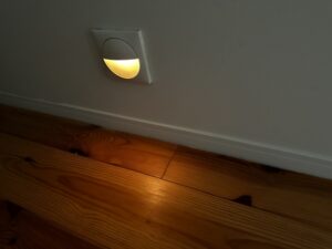 夜中のトイレや廊下に便利？LANDGOO モーションセンサー ナイトライトを調べてみた